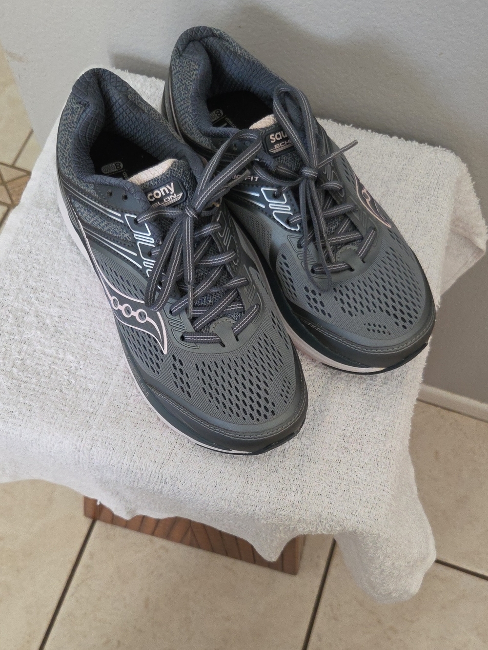 Womens Lightweight Running Cushioned Shoes From Saucony.Breathable.mesh Upper .